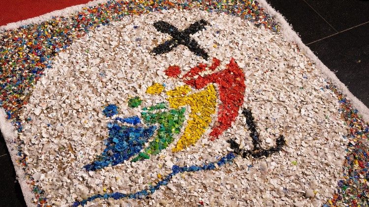 Corpus Christi transforma resíduos plásticos em arte e fé.