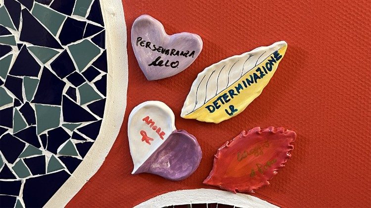 Le foglie di creta e ceramica del progetto l'Albero delle Identità