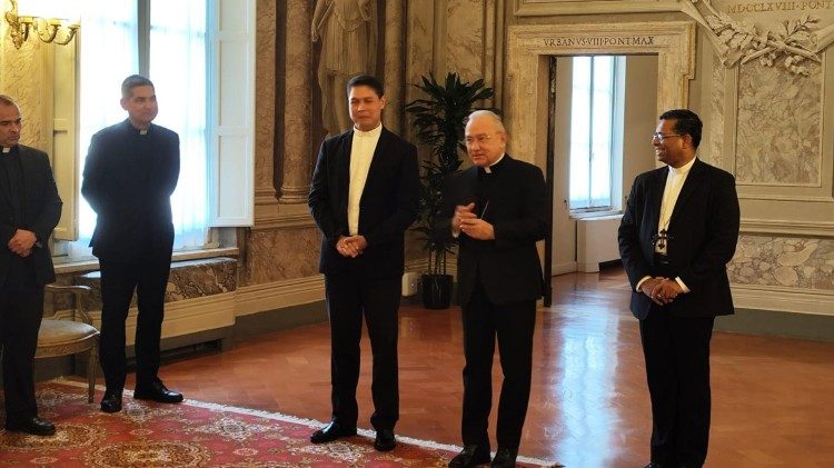 O substituto da secretária de Estado, arcebispo Peña Parra (centro), anuncia a nomeação de monsenhor Salas Castañeda (esquerda). À direita, o cardeal Koovakad