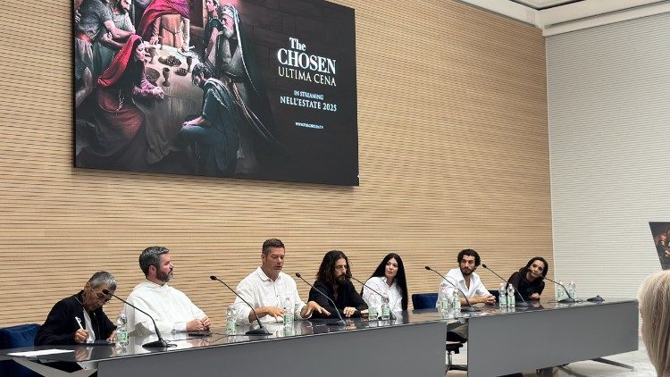 प्रेस कॉन्फ्रेंस के दौरान, कलाकारों और क्रू के साथ बातचीत 