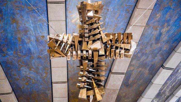 La grande croce nella chiesa di Padre Pio a San Giovanni Rotondo - Fotografia di Leonardo Bellotti