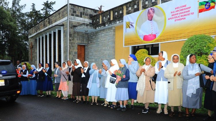 Watu wa Mungu wakimkaribisha Balozi wa Vatican nchini Ethiopia