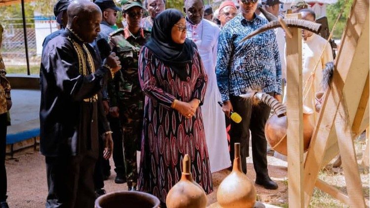 Rais wa Tanzania akitazama maonesho ya makumbusho huko Bujora