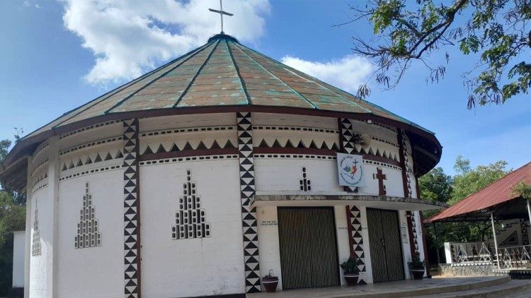 Hili ni Kanisa la Parokia ya Bujora.Limejengwa kwa mtindo wa Msonge kama ilivyokuwa nyumba ya Wasukuma.Ni ishara ya kutamadunisha na kuzipatia maana ya kijamii.