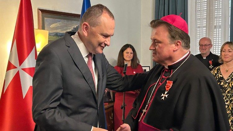 Odznaczenie dla bp. Krzysztofa Nykla (ks. Paweł Rytel-Andrianik)