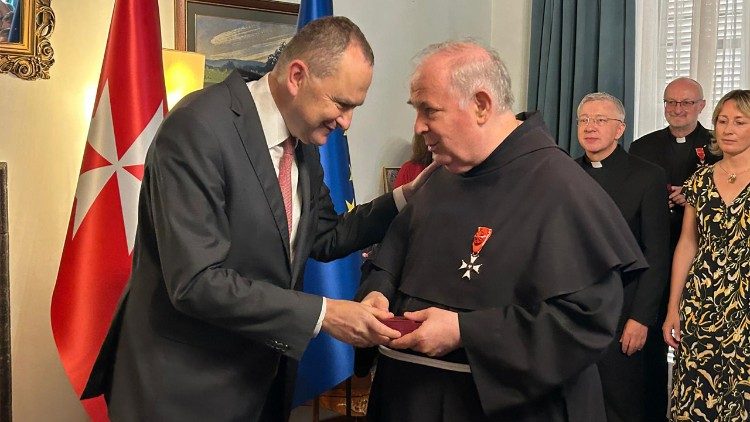 Ambasador wręczył odznaczenia za godne reprezentowanie Polski (ks. Paweł Rytel-Andrianik)