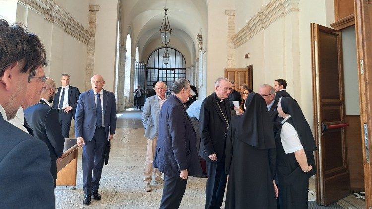 O cardeal Parolin encontra-se com os membros da Pontifícia Comissão