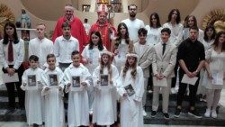 Zajednička fotografija krizmanika i prvopričesnika s biskupom Stojanovim (foto: Katolici.mk)