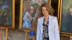 Милена Велчева пред картината "Прегръдката на мира"