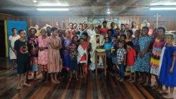 அருள்தந்தை வர்க்கீஸ் கிளிட்டஸ் (MMI) பாப்புவா நியுகினி மக்களுடன் 