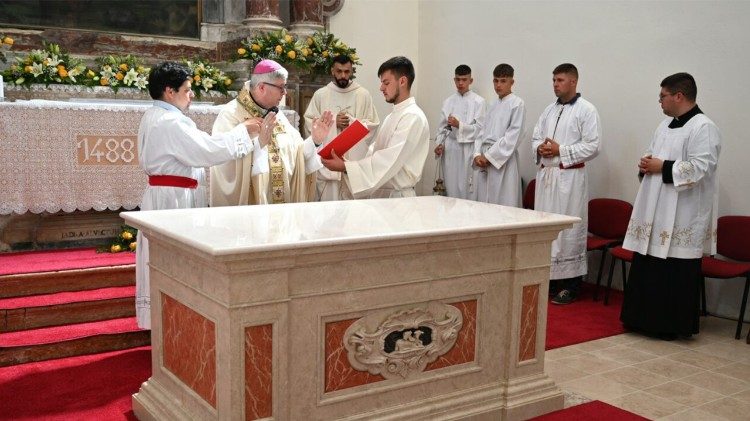 Nadbiskup Milan Zgrablić posvećuje novi oltar u zbornoj crkvi Uznesenja BDM u Pagu