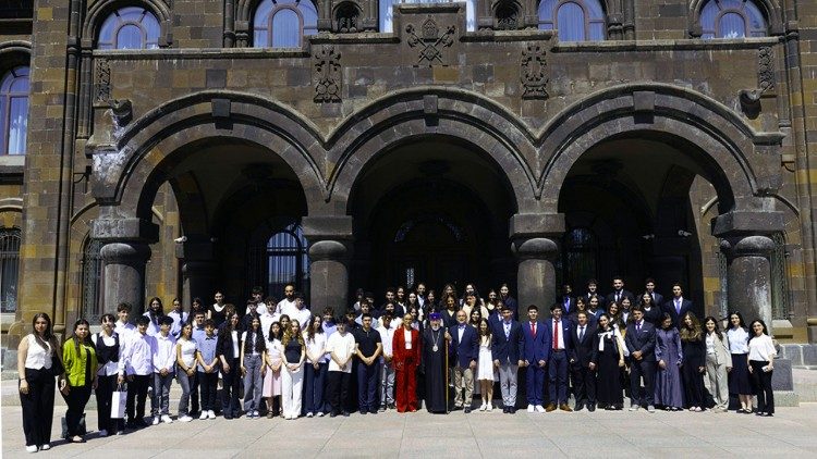 2025.06.26 Karekin II riceve gruppo giovani