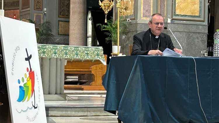 Abp Tadeusz Wojda SAC wygłaszający katechezę