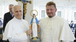 W czerwcu 2025 r. ks. Przemysław Soboń, kustosz sanktuarium w Gietrzwałdzie przekazał Leonowi XIV figurę Matki Bożej