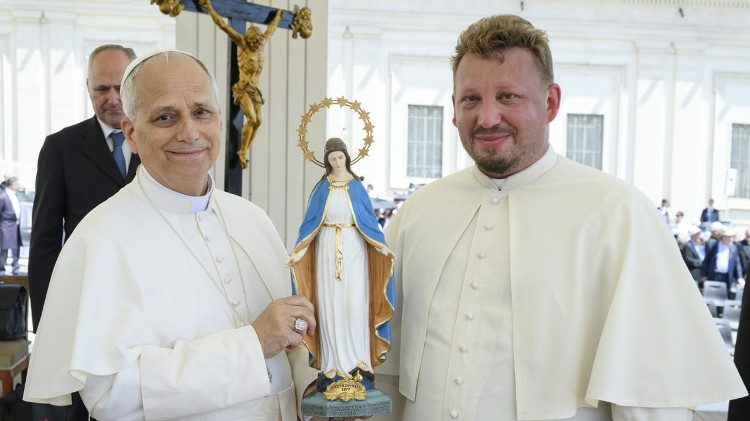 W czerwcu 2025 r. ks. Przemysław Soboń, kustosz sanktuarium w Gietrzwałdzie przekazał Leonowi XIV figurę Matki Bożej