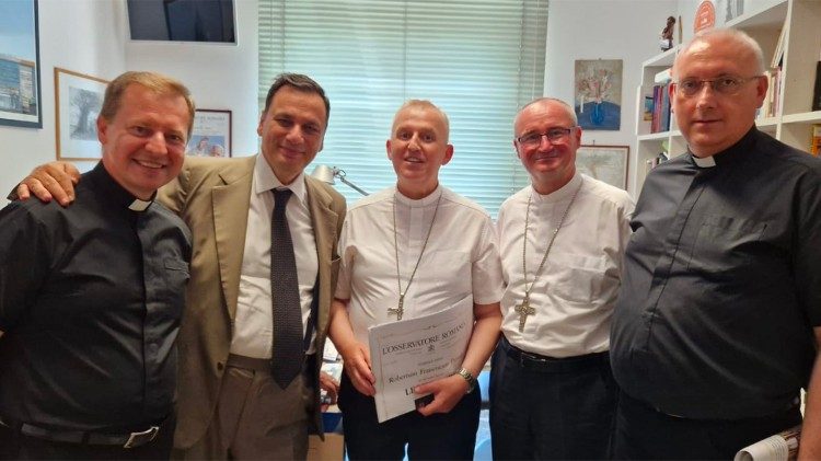 Bp Szymon Stułkowcki (drugi od prawej) wraz z bp Grzegorzem Suchodolskim - biskupem pomocniczym siedleckim (w środku) - odwiedzili redakcję Vatican News