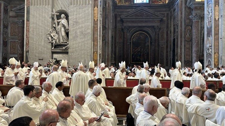 Felföldi László pécsi megyéspüspök a Szent Péter-bazilikában (szemben integet) Jézus Szent Szíve ünnepén, ahol Leó pápa papokat szentelt (Fotó: Pécsi Egyházmegye)
