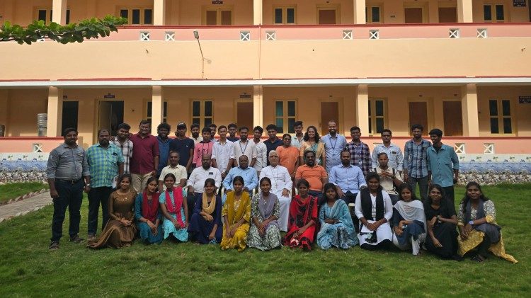 தமிழ்நாடு ஆயர் பேரவையின் இளைஞர் பணி குழுவின் மாநில பொதுக்குழு கூட்டத்தில் பங்கேற்றோர் 