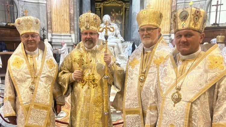 Od lewej abp Eugeniusz Popowicz, oraz polscy biskupi greckokatoliccy wraz z abp. Światosławem Szewczukiem 