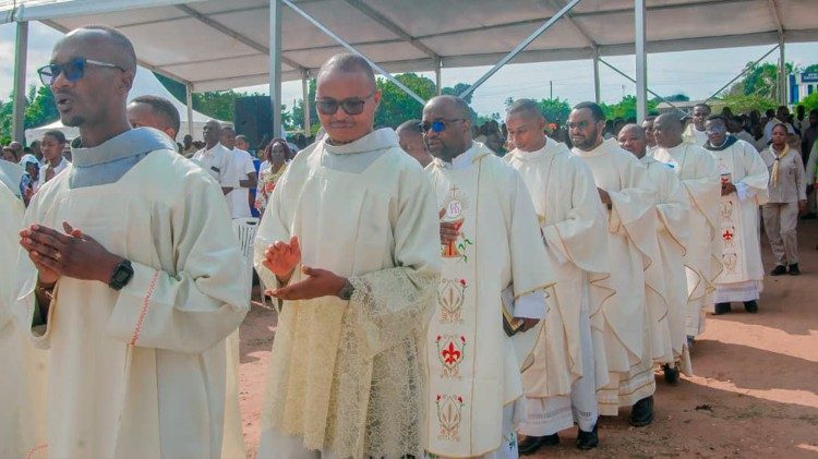 Mapadre wakiandamana wakati wa maadhimisho ya "Corpus Domini."