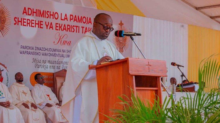 Padre Innocent Bahati akiwahubiri watu wa Mungu Jimbo kuu la Dar es Salaam.