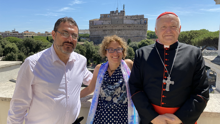 Kardinal Ladislav Német (rechts) mit Mario Galgano und Stefanie Stahlhofen von Radio Vatikan