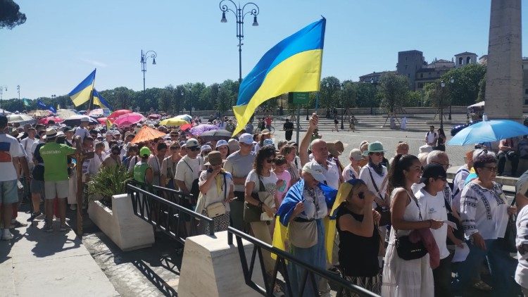 In cammino lungo via della Conciliazione