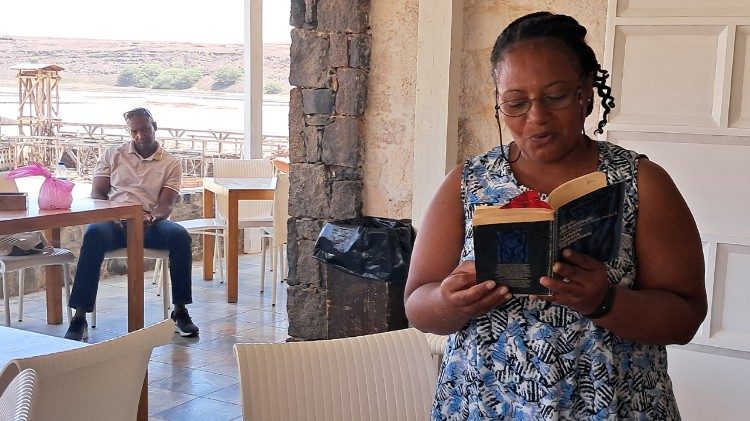 A Professora, Fátima Fernandes lendo um texto literário em Pedra de Lume