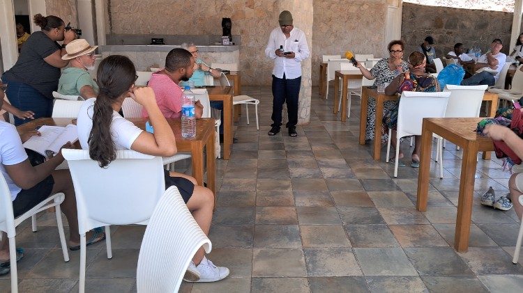 Filinto Elísio (Rosa de Porcelana Editora) lendo um longo poema em Pedra de Lume