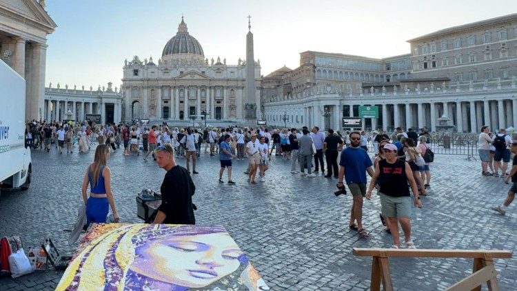 Obrazce z okvětn&iacute;ch pl&aacute;tků na n&aacute;měst&iacute; Piazza Pio XII