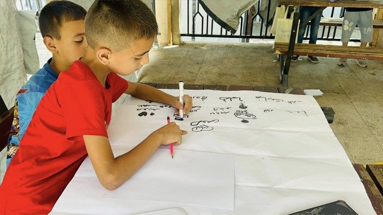 Parafia organizuje dla dzieci zajęcia, by nie myślały przez chwilę o wojnie