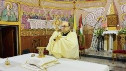 Padre Gabriel Romanelli durante a missa em Gaza