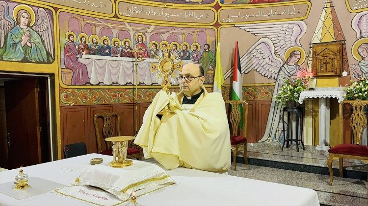 Padre Gabriel Romanelli durante a missa em Gaza
