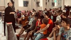 Părintele Gabriel Romanelli, parohul comunității "Sfânta FAmilie", din Gaza, împreună cu copii și adolescenți din parohie