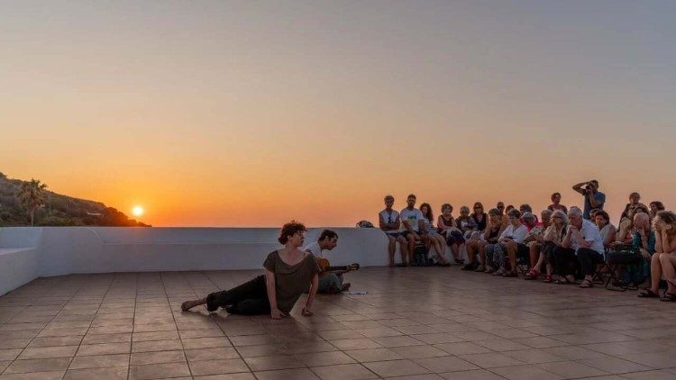 Un'esibizione di danza al tramonto