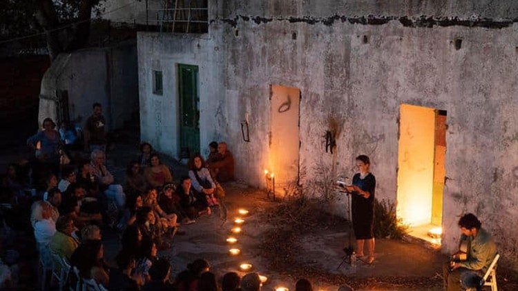 Un evento serale della Festa di Teatro Eco Logico