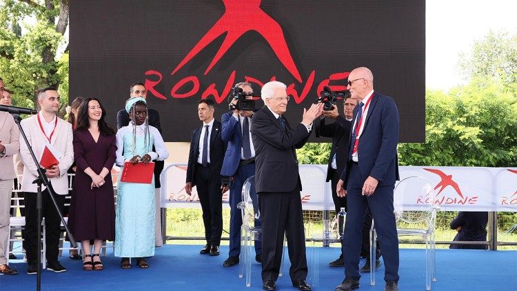 Sergio Mattarella e Franco Vaccari sul palco di Rondine