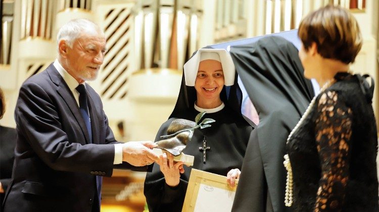  Nagroda Veritatis Splendor przyznawana jest za szczególne zasługi na rzecz szerzenia dialogu między kulturami w odniesieniu do nauczania św. Jana Pawła II (Biuro Prasowe Archidiecezji Krakowskiej)