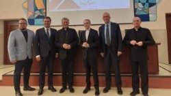 El Cardenal Grech plantea que la Iglesia ofrece a la sociedad y a sus sistemas políticos y económicos una invitación profética a la reconciliación, conversión y comunión.