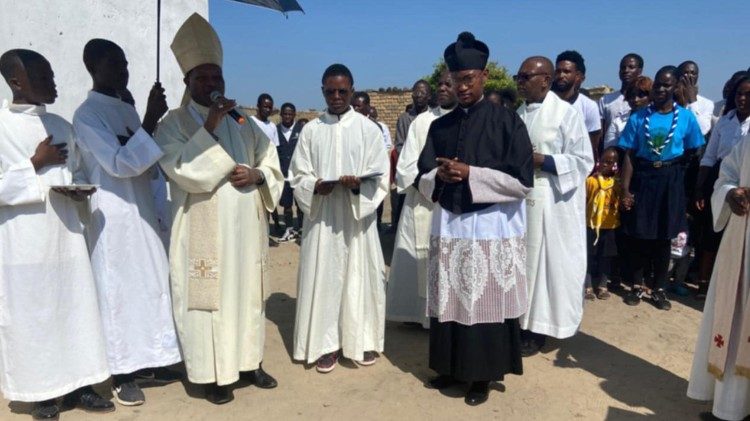 Padre Amadeu António Cassinda, pároco da Paróquia de Cristo Rei, em Mumbué/Chitembo , diocese de Kwito-Bié