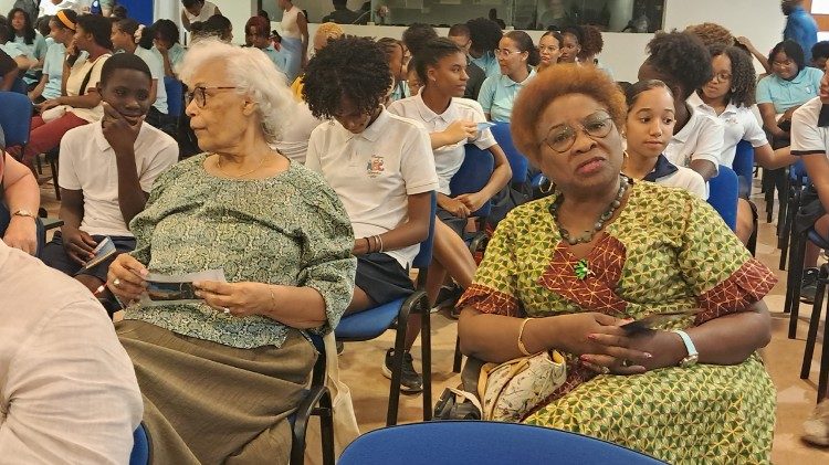 A professora Inoc&ecirc;ncia Mata, &agrave; direita, no Festival de Literatura Mundo, Sal, Cabo Verde,  junho de 2025