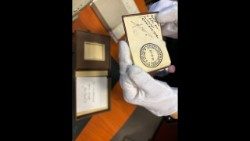 Książeczka podarowana Ojcu Świętemu przez Mirosława Hermaszewskiego, pierwszego Polaka w kosmosie znajduje się w zbiorach Ośrodka Dokumentacji i Studium Pontyfikatu Jana Pawła II w Rzymie