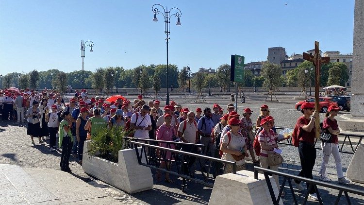 Esperando en la Piazza Pia la peregrinación a la Puerta Santa de San Pedro