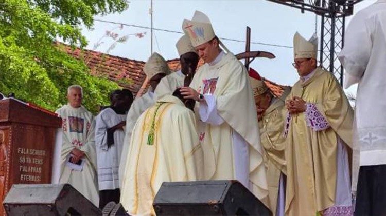 Ordenação episcopal de Dom Victor Luis Quematcha, em Bafatá (Guiné-Bissau)