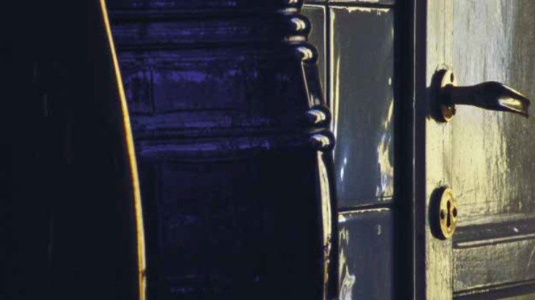 Cucina con bottiglia e vaso di vetro, Milano, 1998