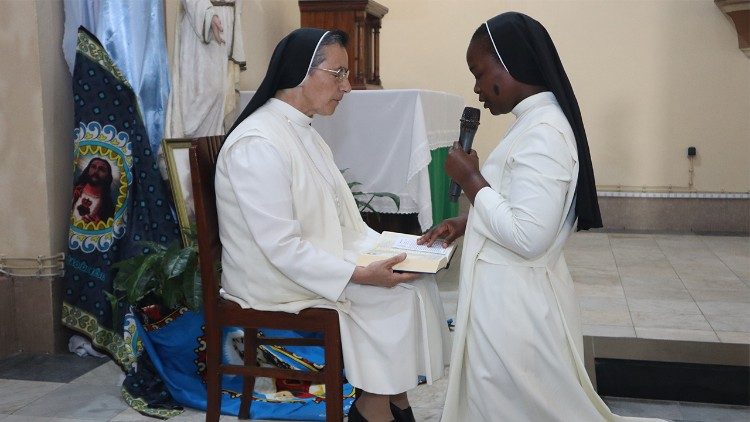 Ir. Percilda Júlia Nhama emite os votos perpétuos perante a Ir. Arminda Faustino