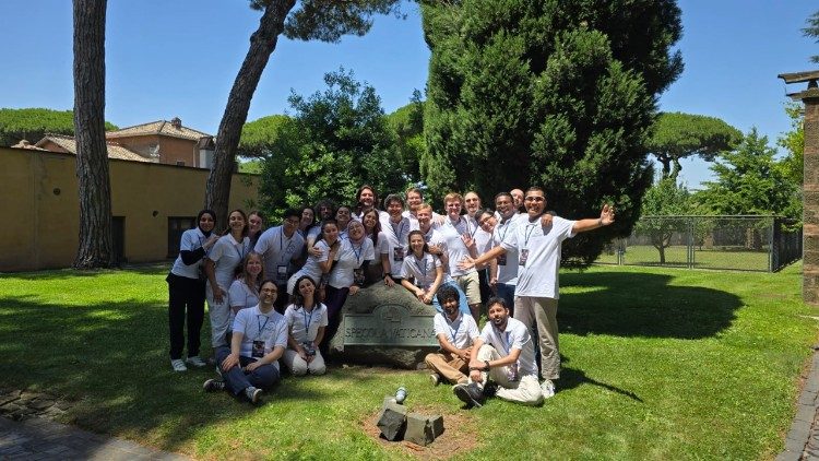 Grupo de jóvenes participantes de la escuela de verano del Observatorio Vaticano 2025 