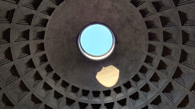 Das offene "Auge" des Pantheon mit einem Fleck Abendsonne