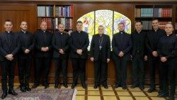 Junge Priester mit ihrem Bischof