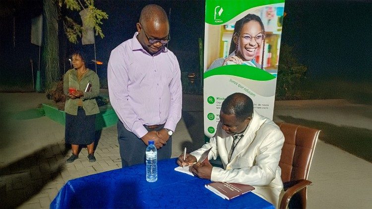 /content/dam/vaticannews/multimedia/2025/luglio/03/Mocambique---livro-sobre-Educaco-Humana-e-Integral.2AEM.jpg